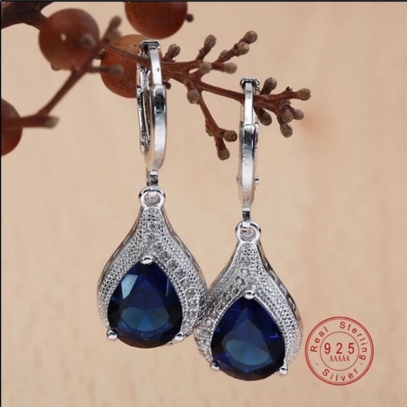 925 Sterling Silver Earrings and Matching Pendant - Picture 2 of 7